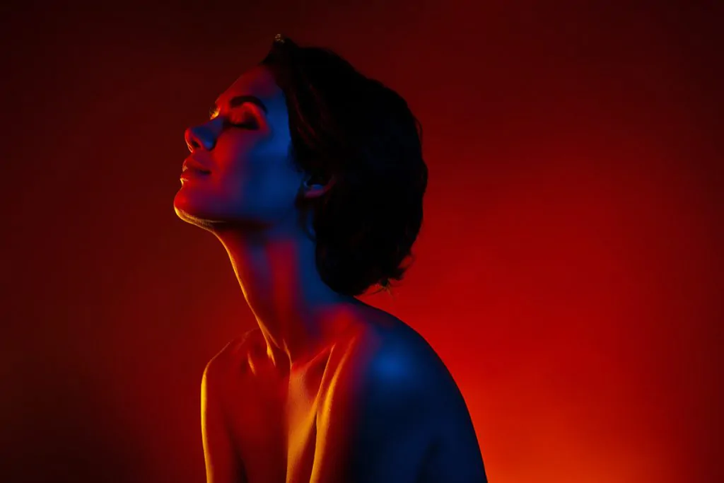 person using red light therapy at sessions wellness center in knoxville